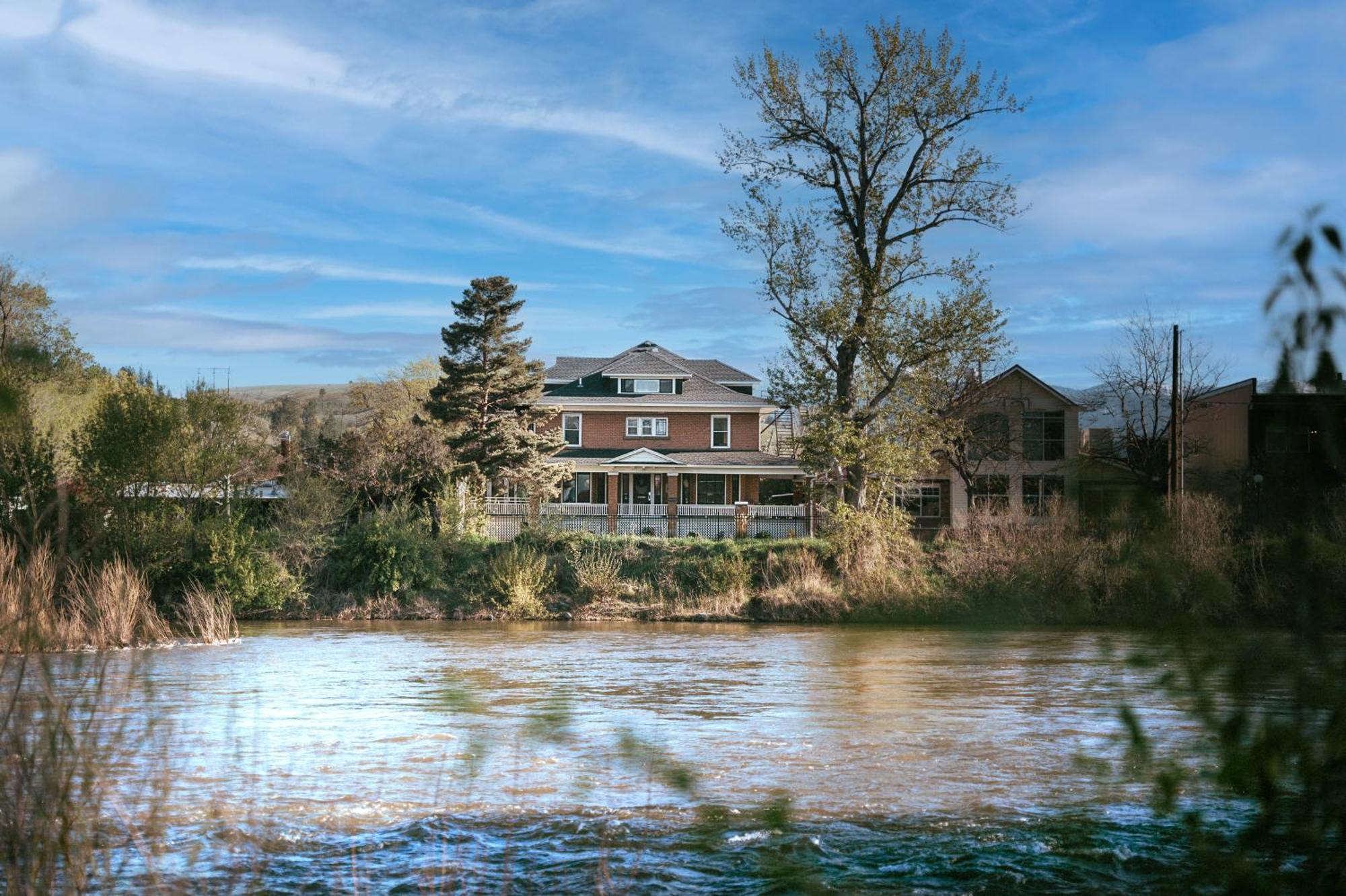 Goldsmith'S River Front Inn Миссула Экстерьер фото